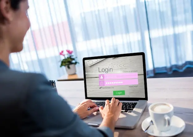 Mujer trabajando desde casa con pantalla de inicio de sesión en laptop
