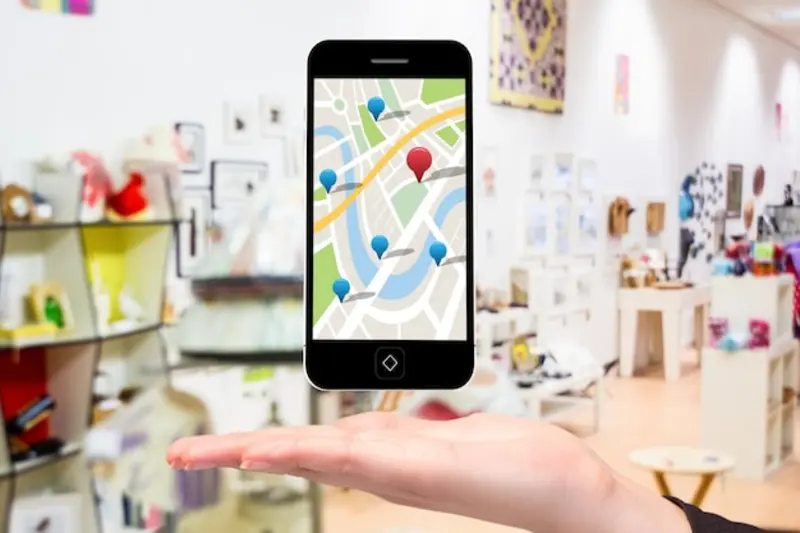 Pantalla de computadora mostrando resultados de Google Maps con negocios locales resaltados en el mapa